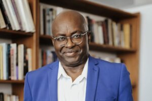 Achille Mbembe, criador da noção de necropolítica que é aplicada no Brasil